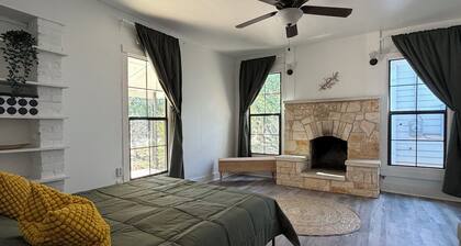 Charming 2-bedroom house in peaceful Buda 1917 • Quick Drive to Austin
