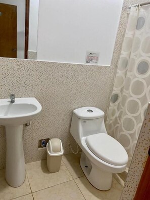 Standard Twin Room | Bathroom