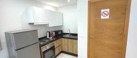 Een microgolfoven, een oven, een kookplaat