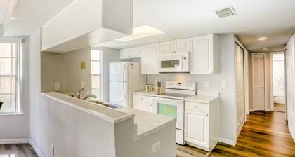 Family friendly 3-bedroom condo 20 min to Disney