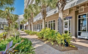 Property grounds - Stylish 1 BD Resort Condo! Steps to Beach, Shops & Restaurants (Panama City Beach)