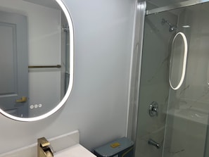 Secadora de cabello, toallas, jabón, papel de baño 