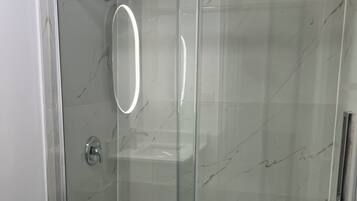 Haartrockner, Handtücher, Seife, Toilettenpapier