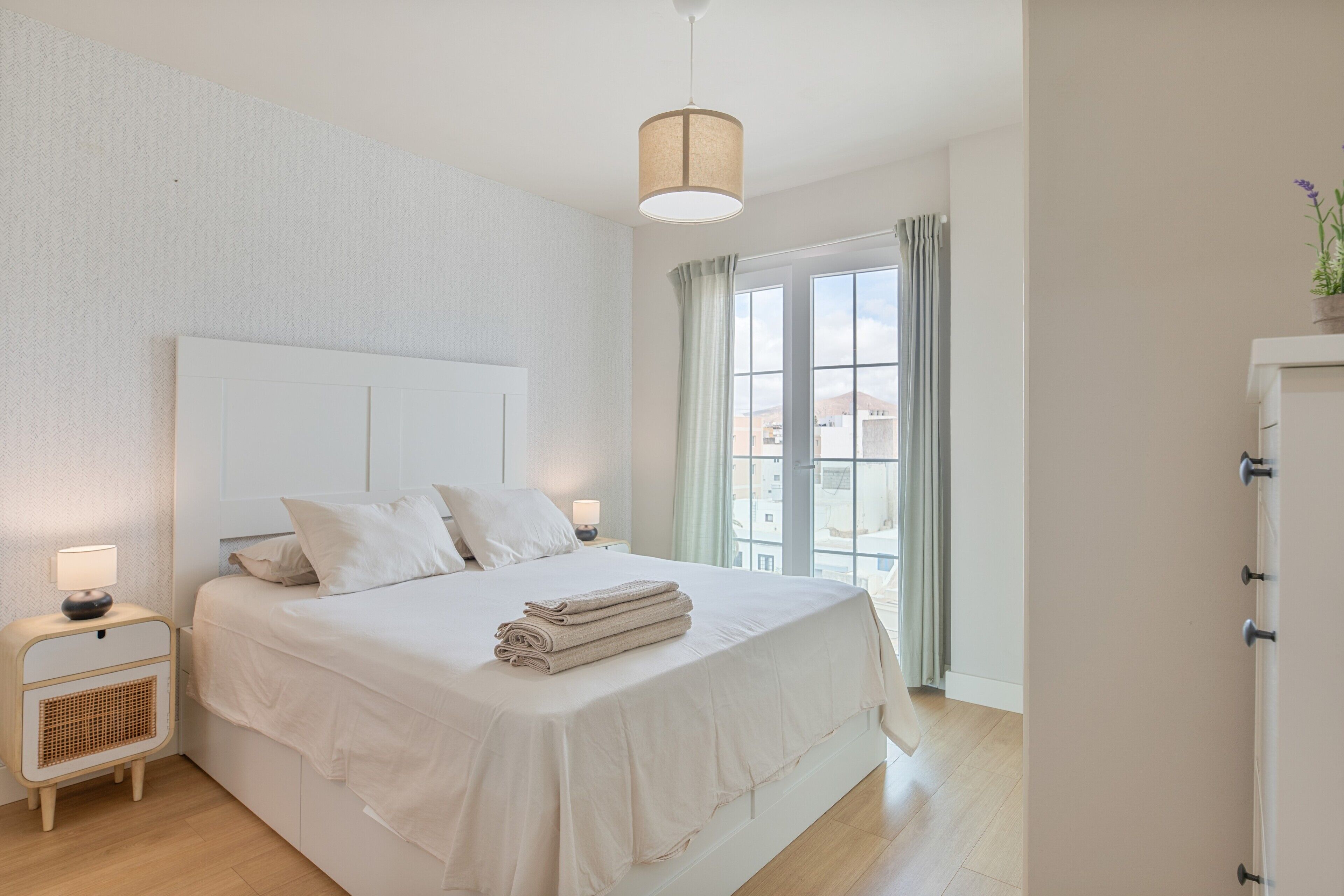 2 habitaciones, tabla de planchar con plancha, wifi y ropa de cama 