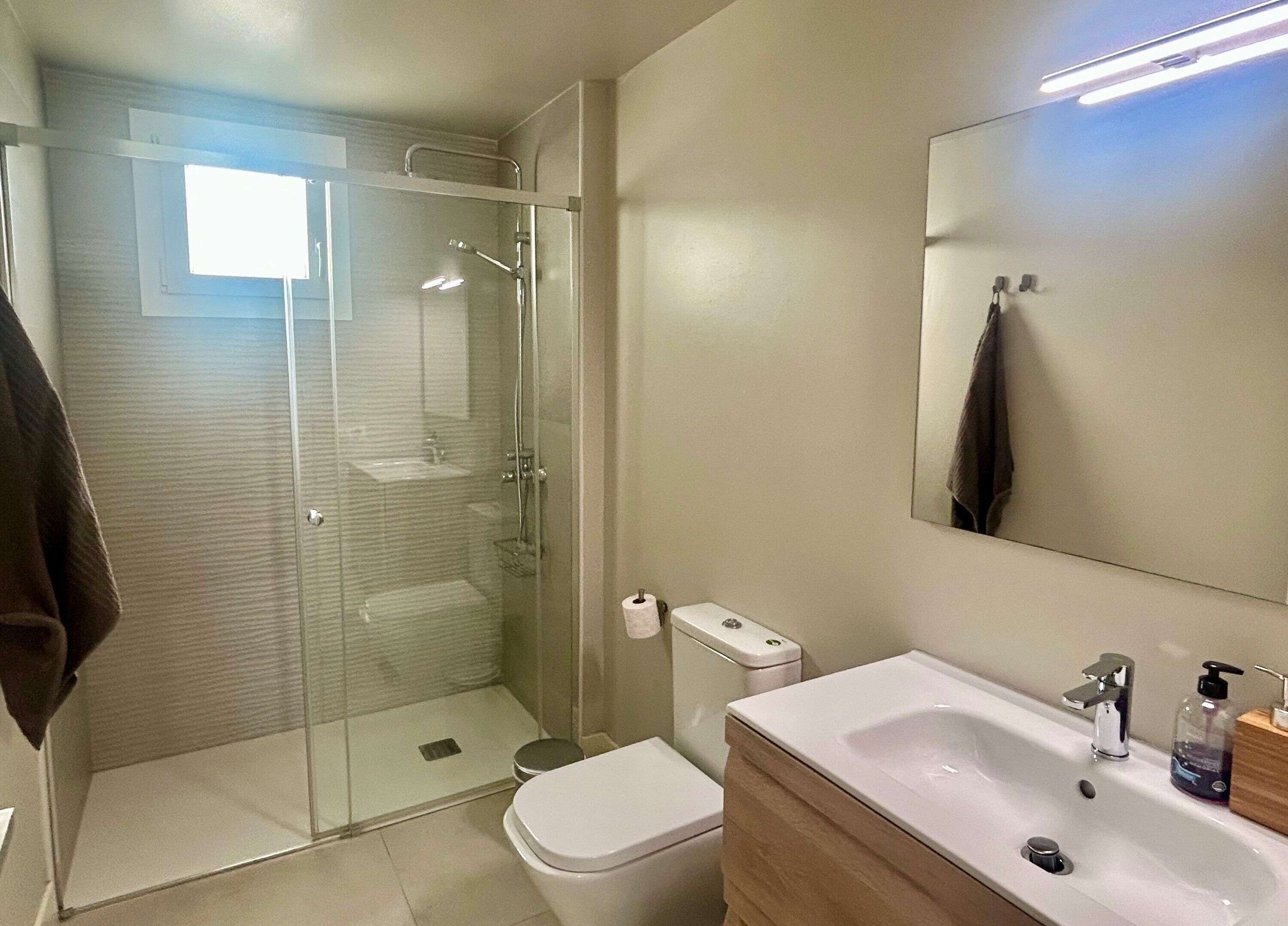 Een douche, handdoeken