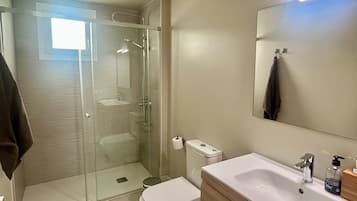 Een douche, handdoeken