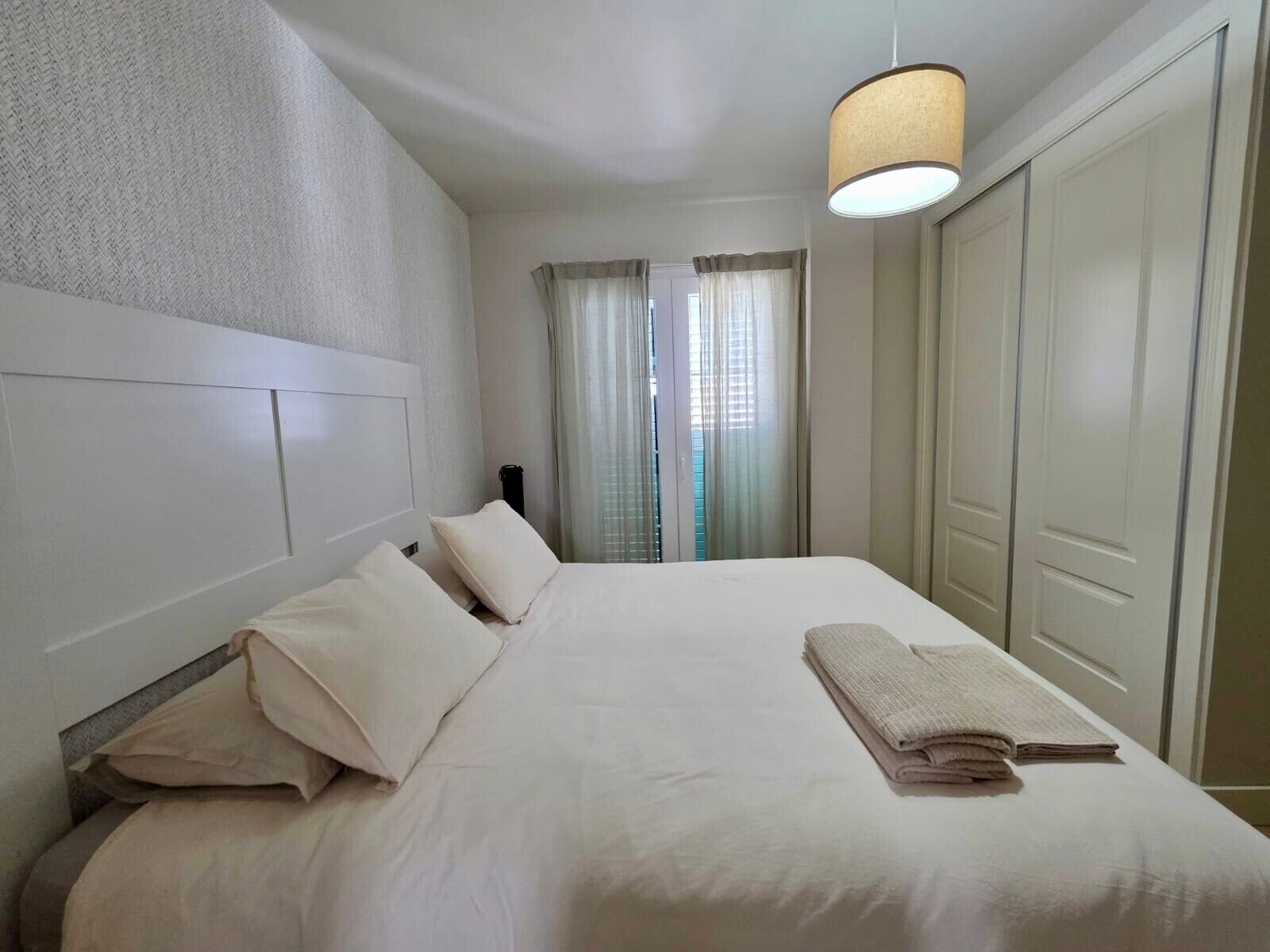 2 habitaciones, tabla de planchar con plancha, wifi y ropa de cama 