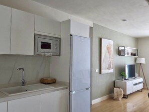 Fridge, microwave, oven, stovetop - Vacation 'El Rincón Del Charco' with Mountain View and Wi-Fi (Arrecife)