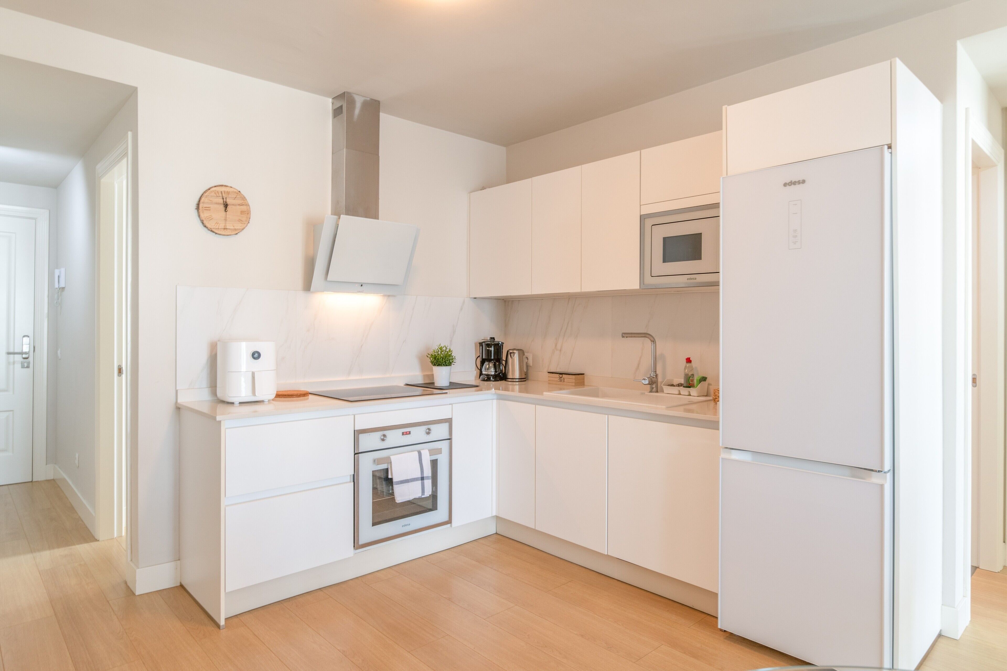 Frigorífico, microondas, horno y placa de cocina