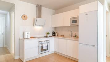Frigorífico, microondas, horno y placa de cocina