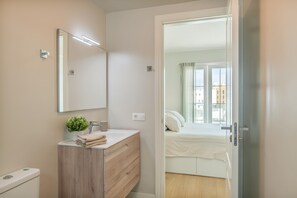 Shower, towels - Vacation 'El Rincón Del Charco' with Mountain View and Wi-Fi (Arrecife)