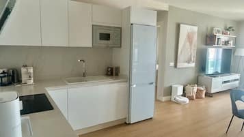 Een koelkast, een microgolfoven, een oven, een kookplaat