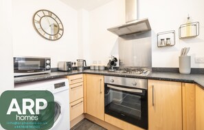 Private kitchen - Gated Parking l Central 2bd flat (Coventry)
