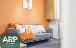 Living area - Gated Parking l Central 2bd flat (Coventry)