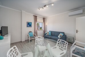 TV - Holiday Home 'Beach Apartment  On The Beach' with Shared Terrace, Wi-Fi and Air Conditioning (Portimão)