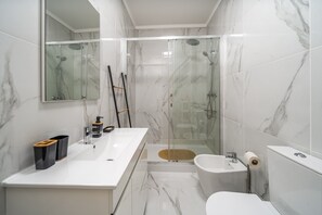 Douche, serviettes fournies