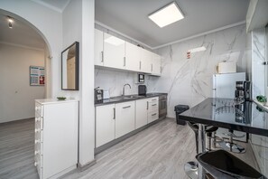 Een koelkast, een magnetron, een oven, een kookplaat