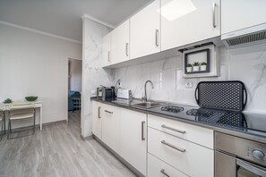 Een koelkast, een magnetron, een oven, een kookplaat