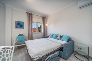 Iron/ironing board, WiFi, bed sheets - Holiday Home 'Beach Apartment On The Beach' with Shared Terrace, Wi-Fi and Air Conditioning (Portimão)