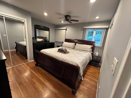 Commack 3 Bd Hideaway w/ King Size Bed + Living Room + Den