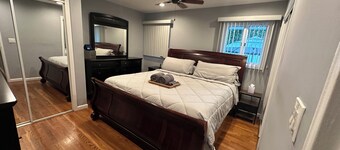 Commack 3 Bd Hideaway w/ King Size Bed + Living Room + Den