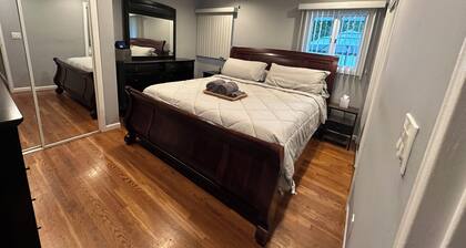 Commack 3 Bd Hideaway w/ King Size Bed + Living Room + Den