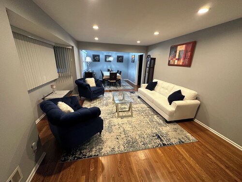 Commack 3 Bd Hideaway w/ King Size Bed + Living Room + Den