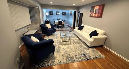 Commack 3 Bd Hideaway w/ King Size Bed + Living Room + Den