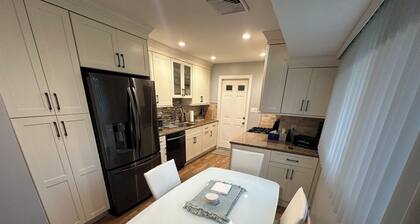 Commack 3 Bd Hideaway w/ King Size Bed + Living Room + Den