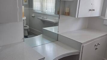 Een douche, een haardroger, handdoeken, zeep