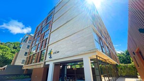 A modern building with a sign reading "FLAT FM2" and a logo. - Flat FM20 Cabo Branco Deluxe - By Almare (João Pessoa)