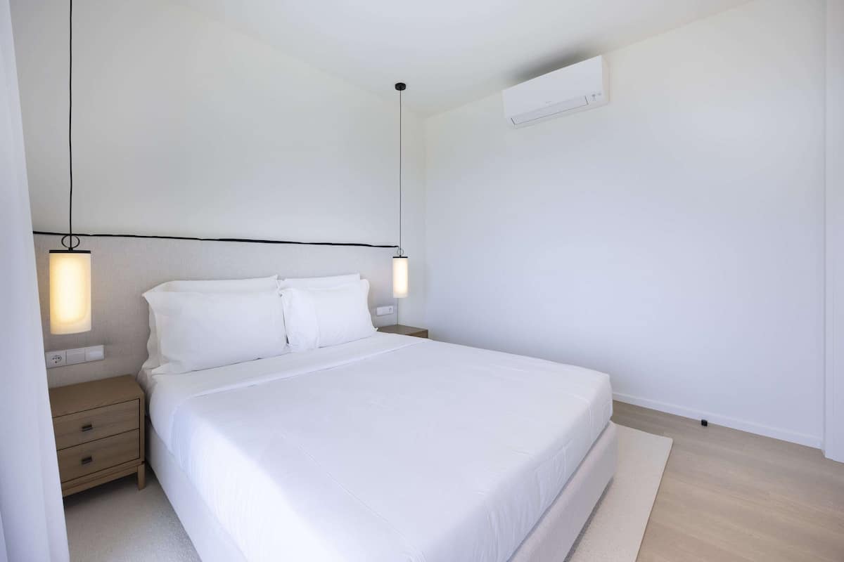 WiFi (free), bed sheets