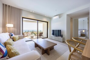 Grand-huoneisto, 1 makuuhuone, merin�äköala | Oleskelualue | 32–tuumainen LCD-televisio, jossa kaapelikanavat