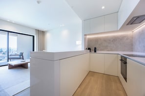 Apartamento, 3 quartos, vista para a piscina | Cozinha privada | Geladeira, micro-ondas, fogão, cooktop