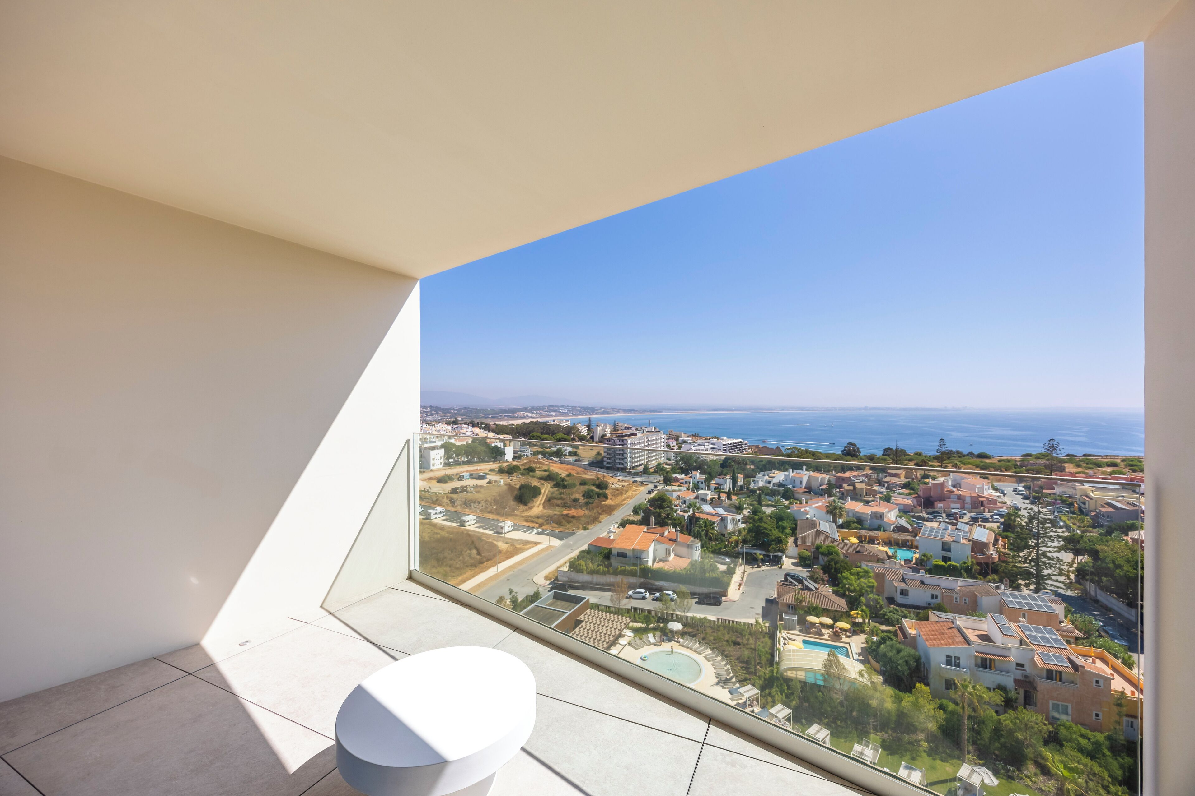 Ein Balkon mit Toilette, Blick auf eine Küstenwohngegend mit Gebäuden und einem klaren Himmel.