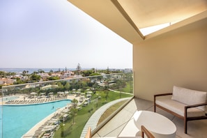 Departamento, 3 habitaciones, vista a la alberca | Vista del balcón