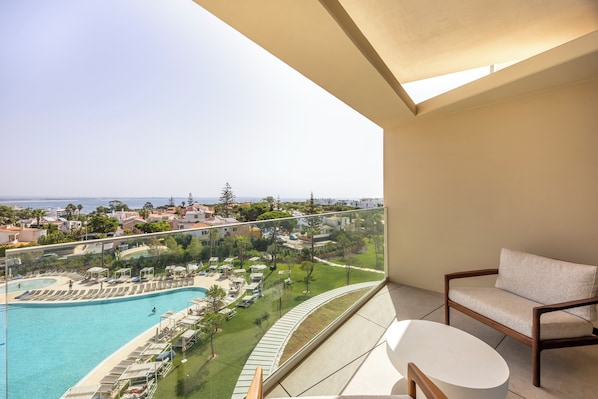 Apartamento, 3 quartos, vista para a piscina | Vista da sacada