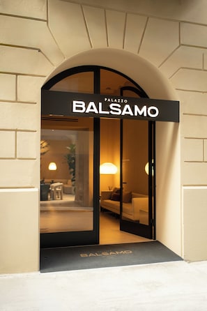 Interior entrance - Palazzo Balsamo (Palermo)