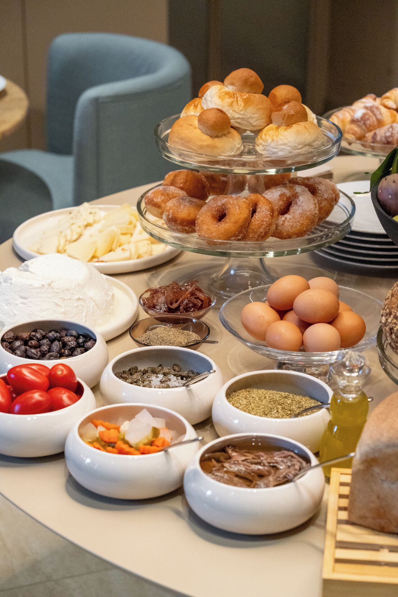 Uma mesa de buffet com diversos alimentos e acompanhamentos.