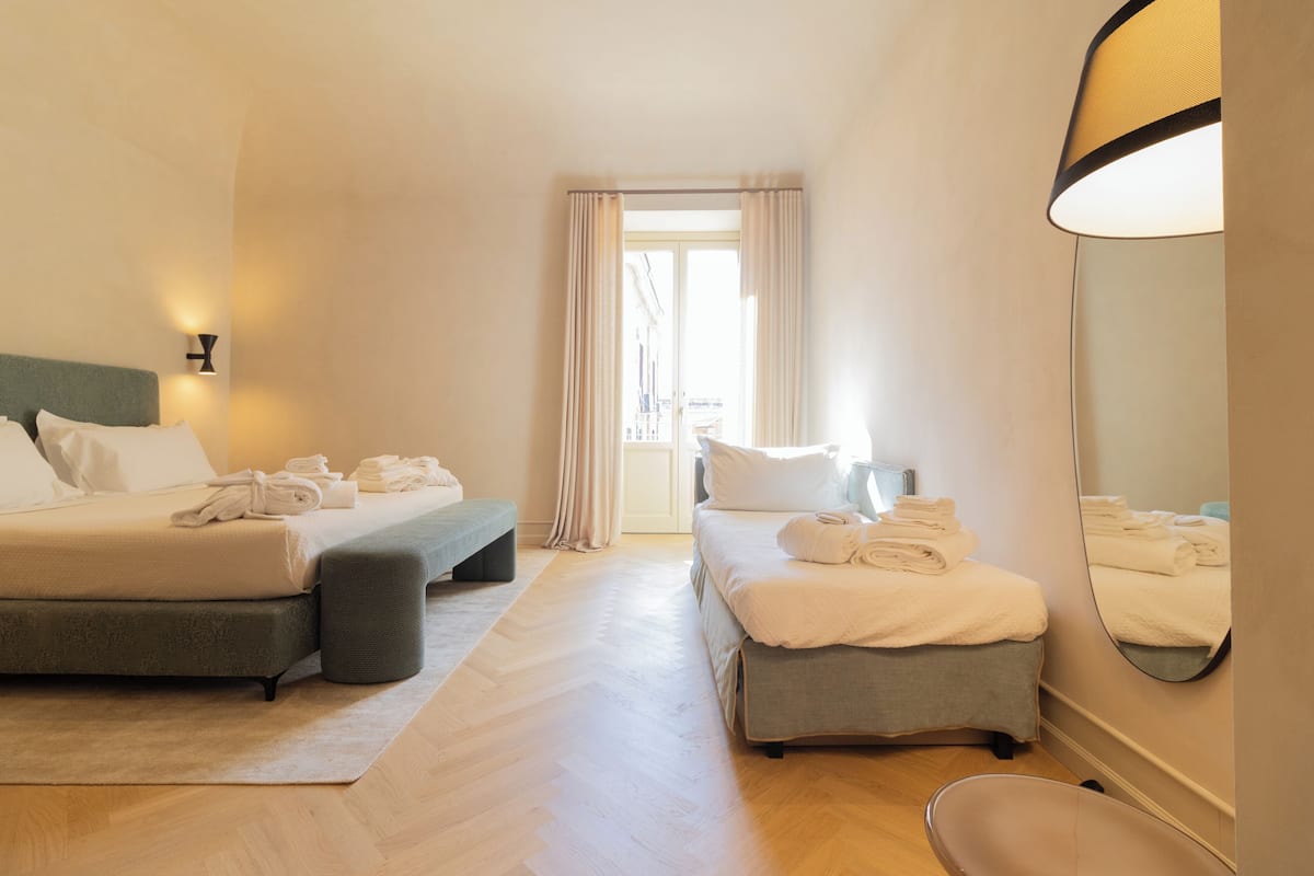 Chambre Triple Deluxe | Coffres-forts dans les chambres, chambres insonorisées, Wi-Fi gratuit