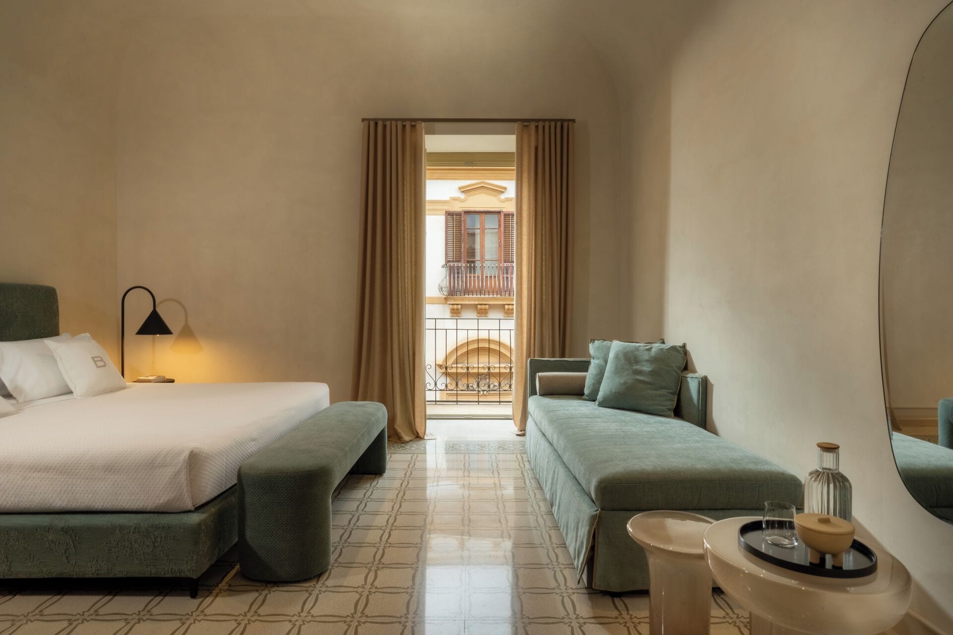 خزنة داخل الغرفة وتجهيزات عازلة للصوت وواي فاي مجانًا