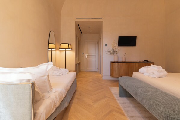 Chambre Triple Deluxe | Coffres-forts dans les chambres, chambres insonorisées, Wi-Fi gratuit