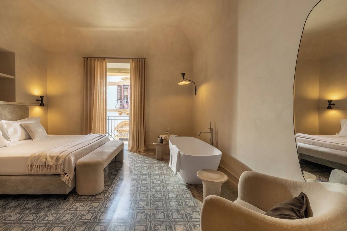 Chambre Deluxe, baignoire | Coffres-forts dans les chambres, chambres insonorisées, Wi-Fi gratuit