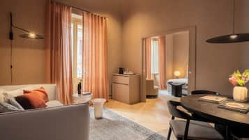 Suite Premium, balcón, vista a la ciudad | Caja de seguridad en la habitación, insonorización y wifi gratis