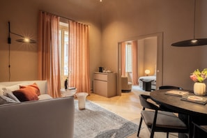 Suíte premium, sacada, vista para a cidade | Cofres nos quartos, quartos à prova de som, Wi-Fi de cortesia