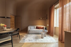 尊荣套房, 阳台, 城市景观 | 客房内保险箱、隔音、免费 WiFi