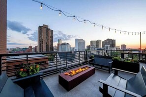 Terrace/patio - 22nd Floor Downtown Apt: FREE Parking/Pool/Gym/Spa (Minneapolis)