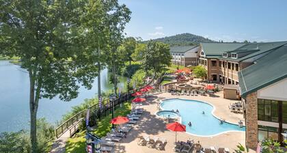 King ADA Room + Tub | Park & Lake Access