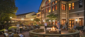 Lodge ADA Room + Tub | Park View | Resort Access