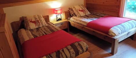 5 bedrooms, iron/ironing board, Internet, bed sheets